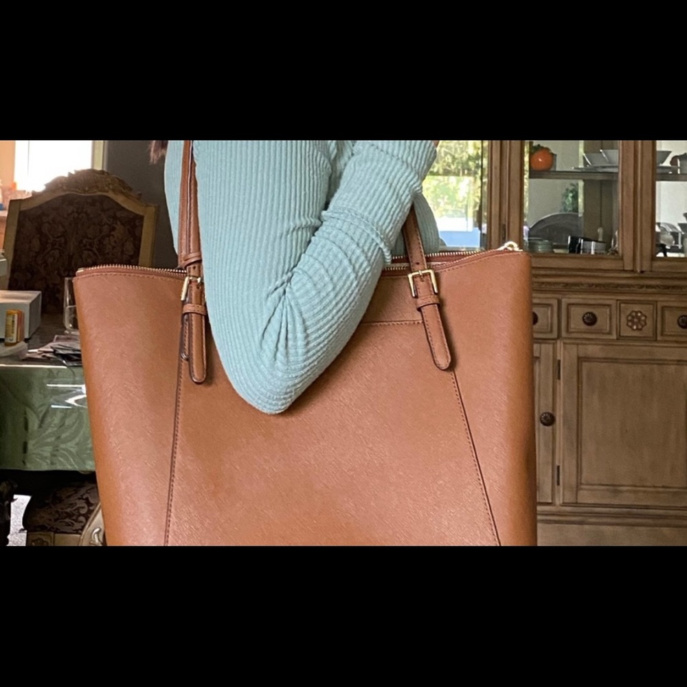 Micheal Kors tote bag. - Picture 5 of 6